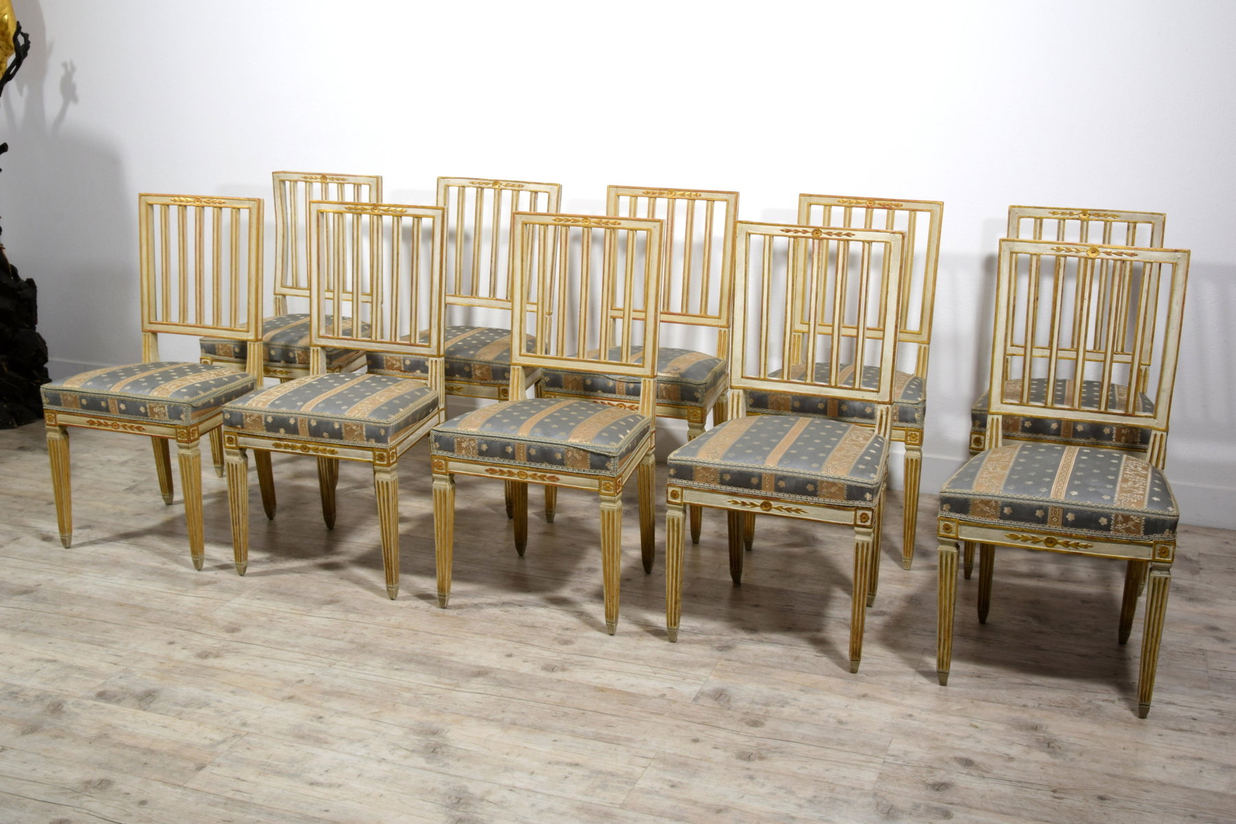 Série de dix chaises néoclassiques en bois sculpté, laqué et doré, Toscane, fin du XVIIIe siècle.